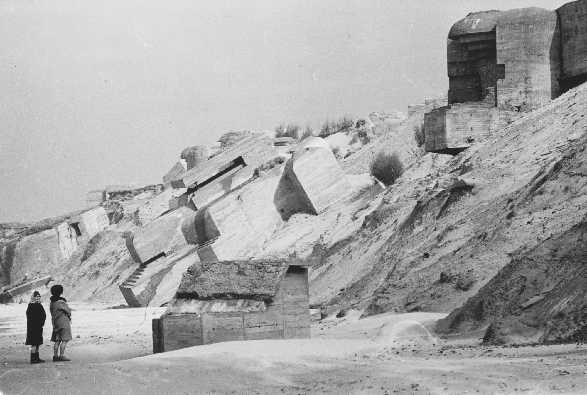 B 25.027 - Løkken-Nord, bunkere, ca 1968.jpg