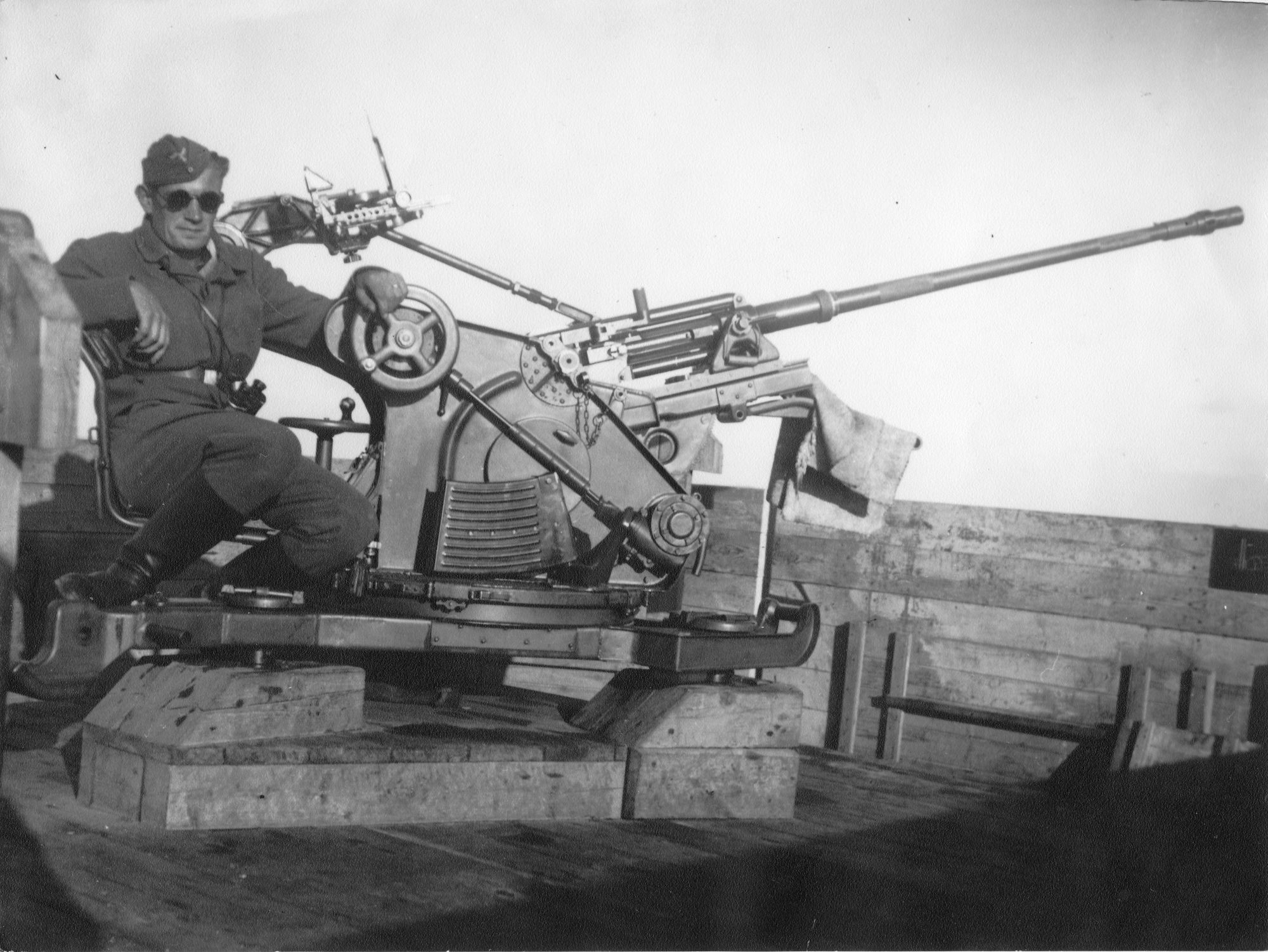IMG_20180710_0001 - Tysk soldat ved 2 cm Flak 30, tårn. Oddesund.jpg